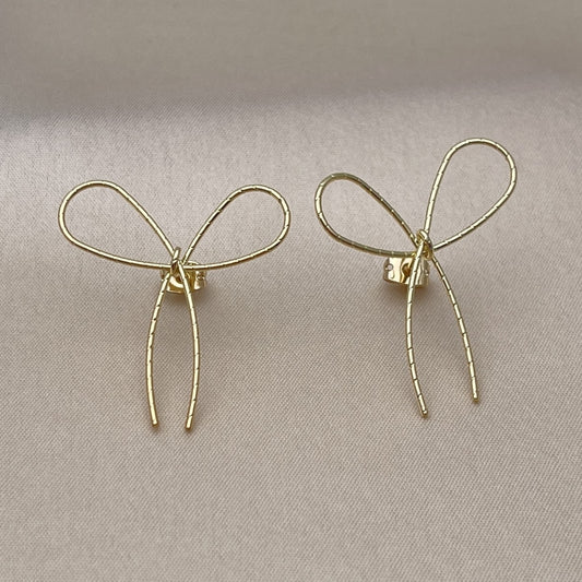 Oro Laminado Stud Earring, Gold Filled Style Bow Design, Diamond Cutting Finish, Golden Finish