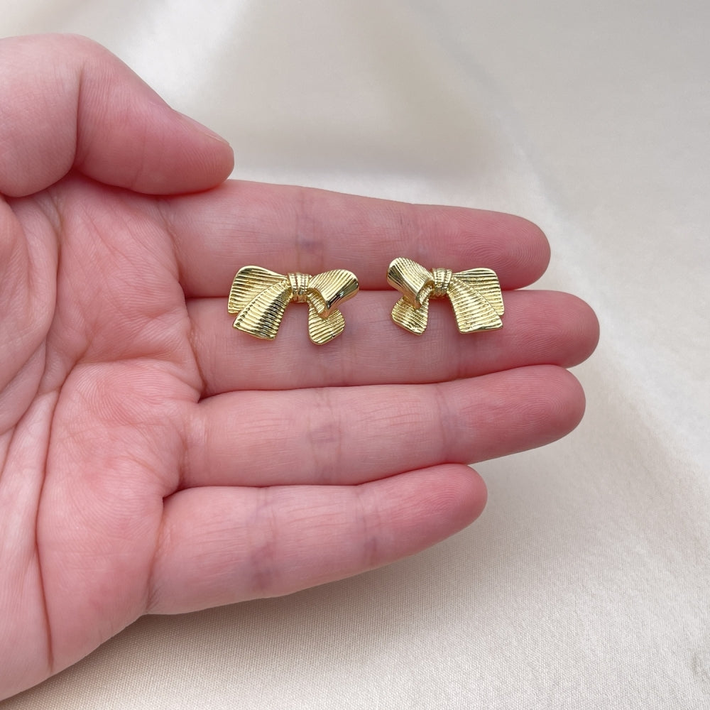Oro Laminado Stud Earring, Gold Filled Style Bow Design, Diamond Cutting Finish, Golden Finish