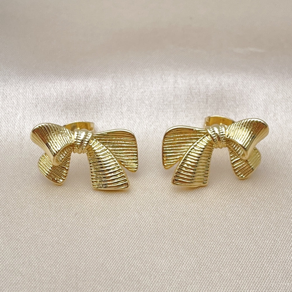 Oro Laminado Stud Earring, Gold Filled Style Bow Design, Diamond Cutting Finish, Golden Finish