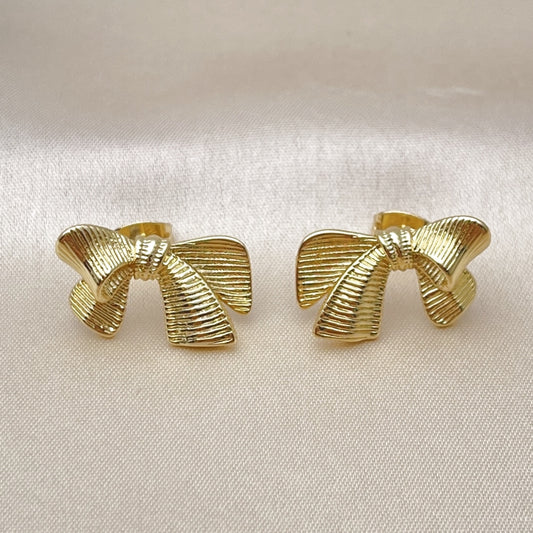 Oro Laminado Stud Earring, Gold Filled Style Bow Design, Diamond Cutting Finish, Golden Finish