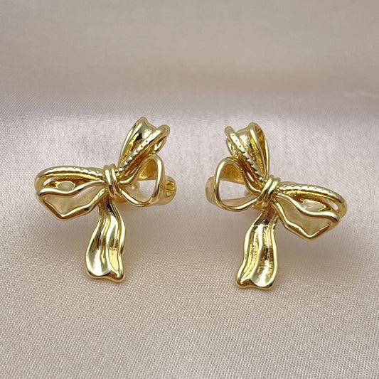 Oro Laminado Stud Earring, Gold Filled Style Bow Design, Polished, Golden Finish