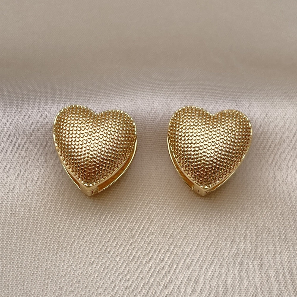 Oro Laminado Huggie Hoop, Gold Filled Style Heart Design, Diamond Cutting Finish, Golden Finish