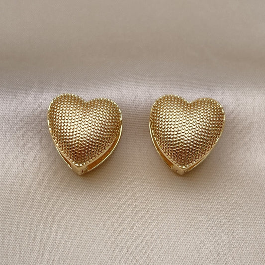 Oro Laminado Huggie Hoop, Gold Filled Style Heart Design, Diamond Cutting Finish, Golden Finish