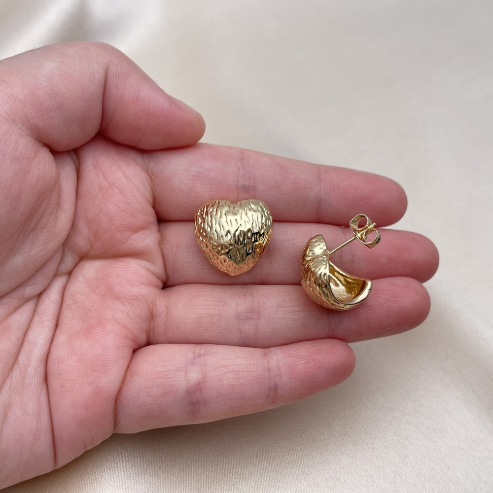 Oro Laminado Stud Earring, Gold Filled Style Heart Design, Diamond Cutting Finish, Golden Finish