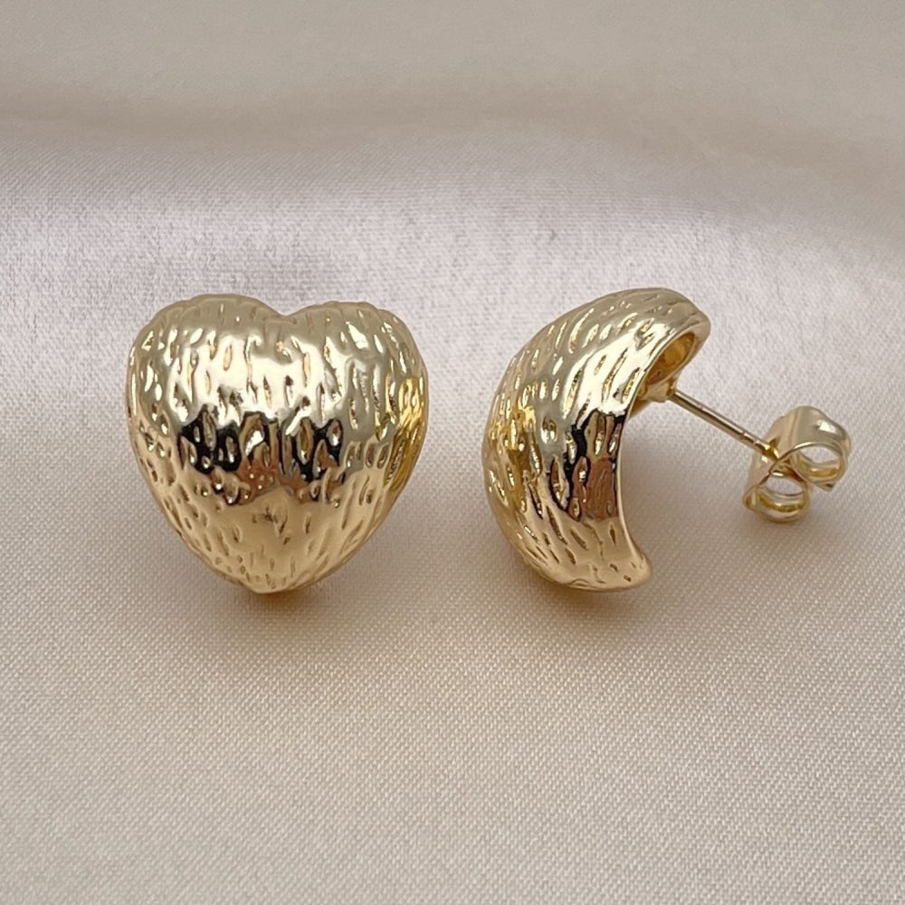 Oro Laminado Stud Earring, Gold Filled Style Heart Design, Diamond Cutting Finish, Golden Finish