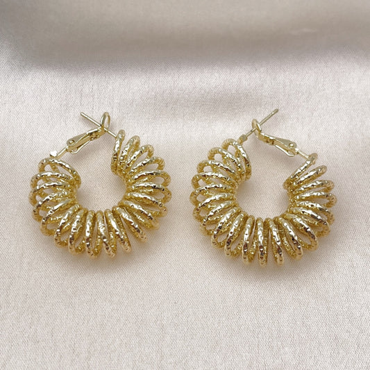 Oro Laminado Medium Hoop, Gold Filled Style Spiral and Twist Design, Diamond Cutting Finish, Golden Finish