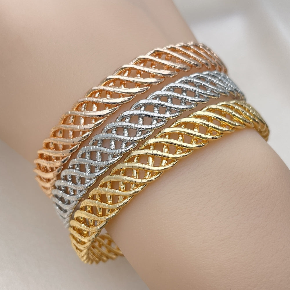 Oro Laminado Trio Bangle, Gold Filled Style Twist Design, Diamond Cutting Finish, Tricolor