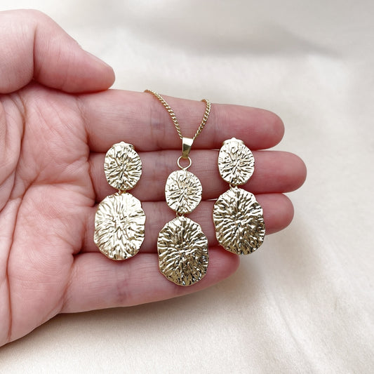 Oro Laminado Earring and Pendant Adult Set, Gold Filled Style Diamond Cutting Finish, Golden Finish