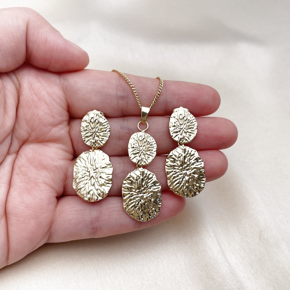 Oro Laminado Earring and Pendant Adult Set, Gold Filled Style Diamond Cutting Finish, Golden Finish