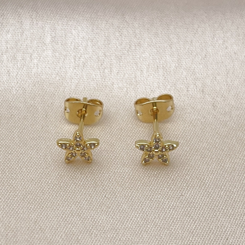 Oro Laminado Stud Earring, Gold Filled Style Flower Design, with White Micro Pave, Polished, Golden Finish