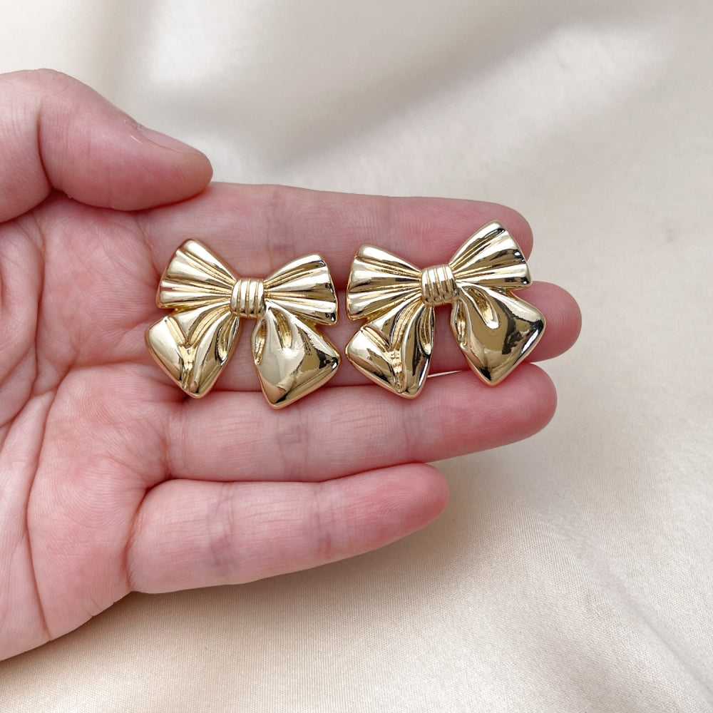 Oro Laminado Stud Earring, Gold Filled Style Bow Design, Polished, Golden Finish