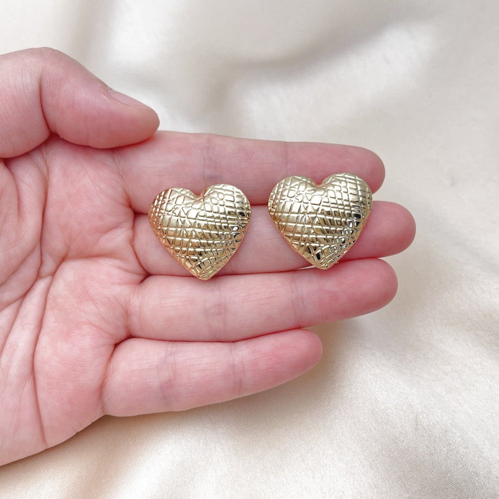 Oro Laminado Stud Earring, Gold Filled Style Heart and Hollow Design, Diamond Cutting Finish, Golden Finish