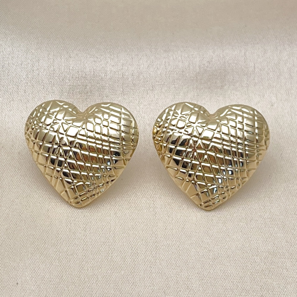 Oro Laminado Stud Earring, Gold Filled Style Heart and Hollow Design, Diamond Cutting Finish, Golden Finish