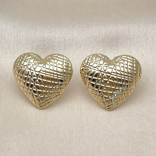 Oro Laminado Stud Earring, Gold Filled Style Heart and Hollow Design, Diamond Cutting Finish, Golden Finish