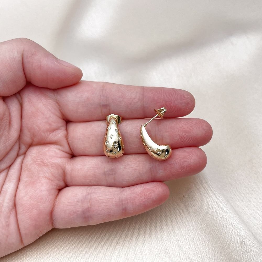 Oro Laminado Stud Earring, Gold Filled Style Teardrop Design, with White Cubic Zirconia, Polished, Golden Finish