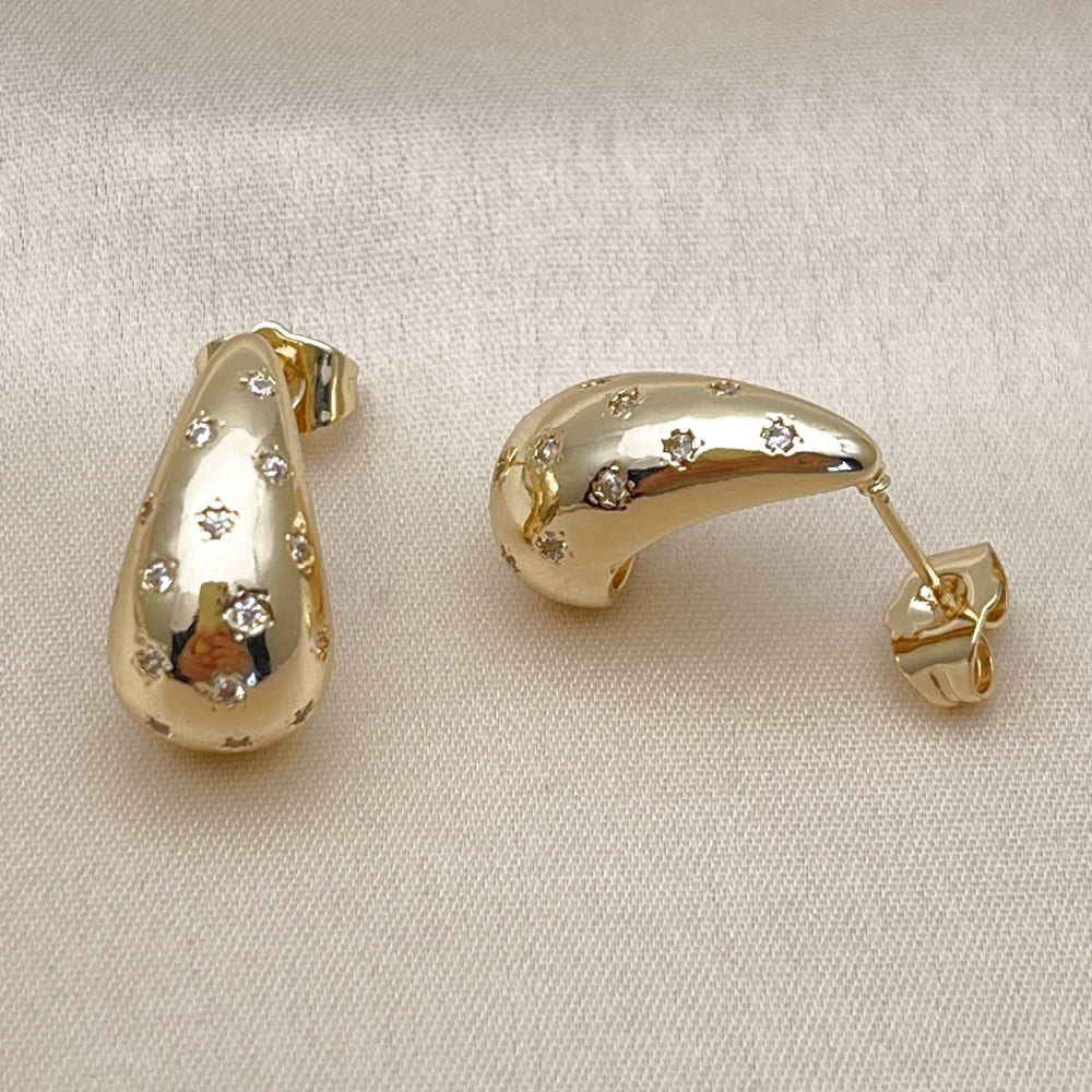 Oro Laminado Stud Earring, Gold Filled Style Teardrop Design, with White Cubic Zirconia, Polished, Golden Finish