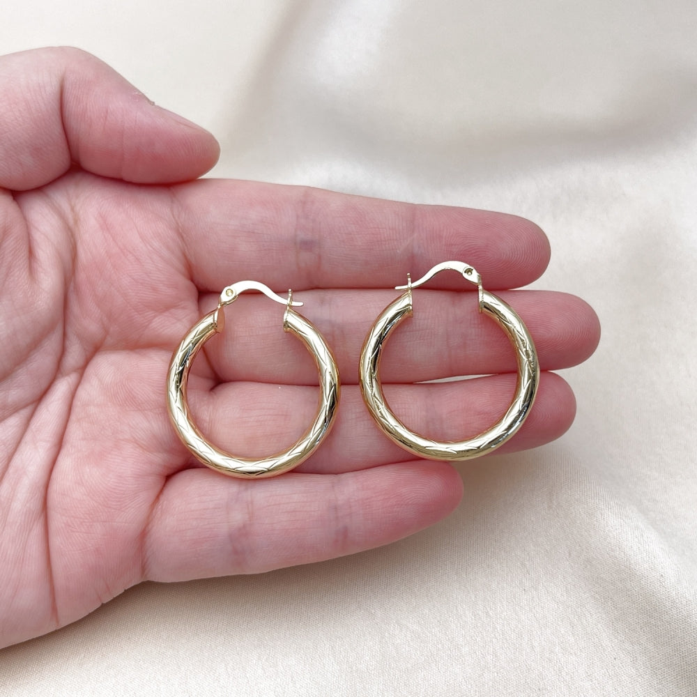 Oro Laminado Medium Hoop, Gold Filled Style Hollow Design, Diamond Cutting Finish, Golden Finish