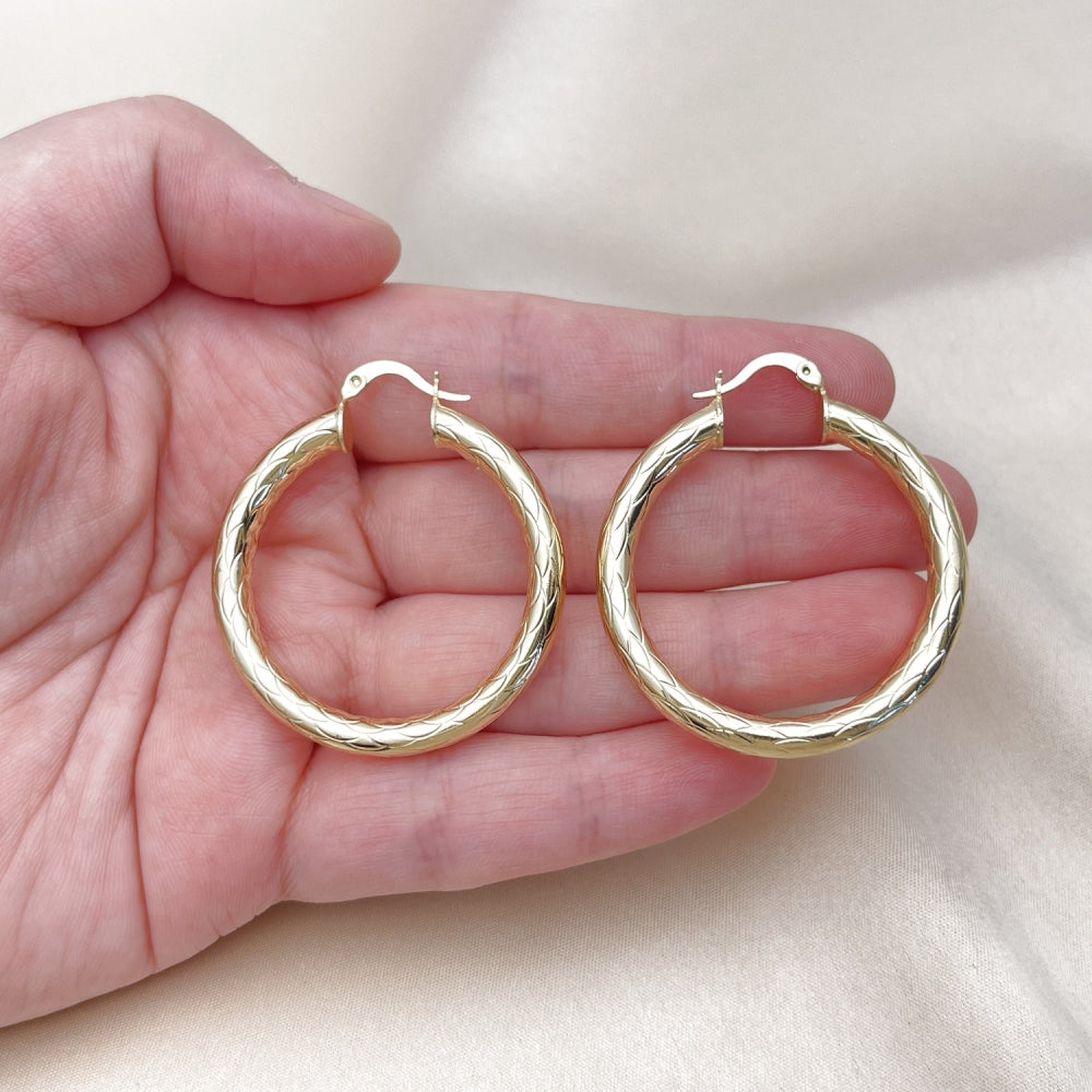 Oro Laminado Medium Hoop, Gold Filled Style Hollow Design, Diamond Cutting Finish, Golden Finish