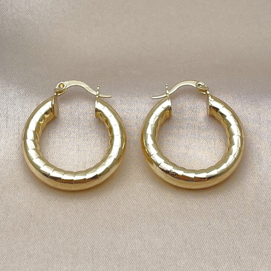 Oro Laminado Medium Hoop, Gold Filled Style Hollow Design, Diamond Cutting Finish, Golden Finish