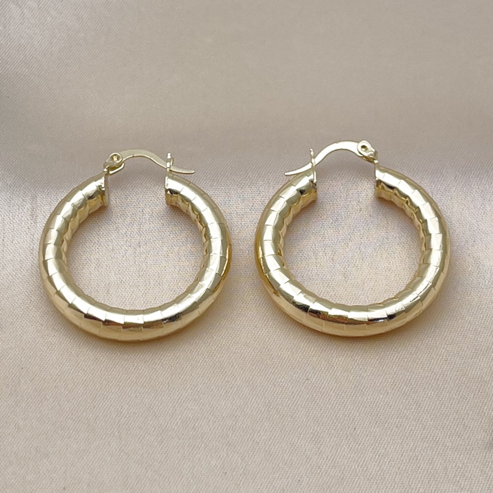 Oro Laminado Medium Hoop, Gold Filled Style Hollow Design, Diamond Cutting Finish, Golden Finish