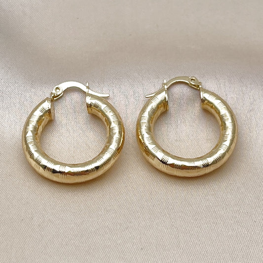 Oro Laminado Medium Hoop, Gold Filled Style Hollow Design, Diamond Cutting Finish, Golden Finish