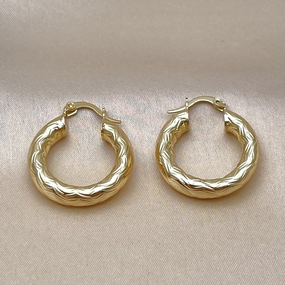 Oro Laminado Medium Hoop, Gold Filled Style Hollow Design, Diamond Cutting Finish, Golden Finish