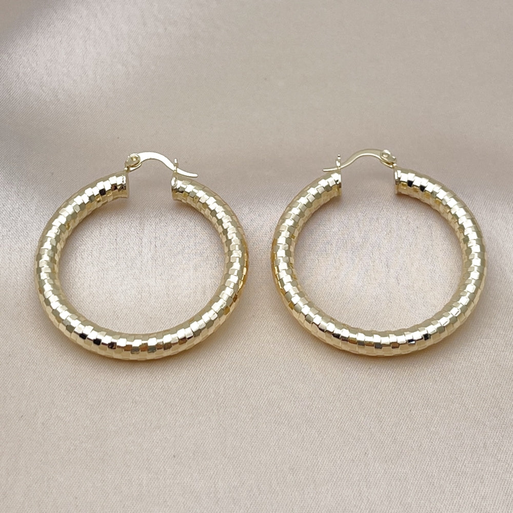 Oro Laminado Medium Hoop, Gold Filled Style Hollow Design, Diamond Cutting Finish, Golden Finish