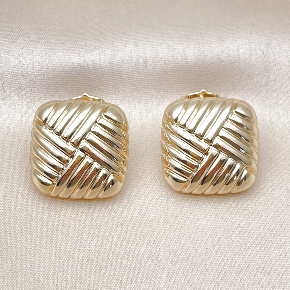 Oro Laminado Stud Earring, Gold Filled Style Polished, Golden Finish