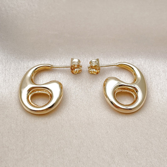 Oro Laminado Stud Earring, Gold Filled Style Mariner and Hollow Design, Polished, Golden Finish