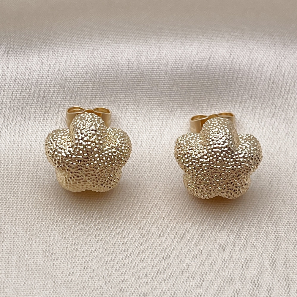 Oro Laminado Stud Earring, Gold Filled Style Flower Design, Matte Finish, Golden Finish