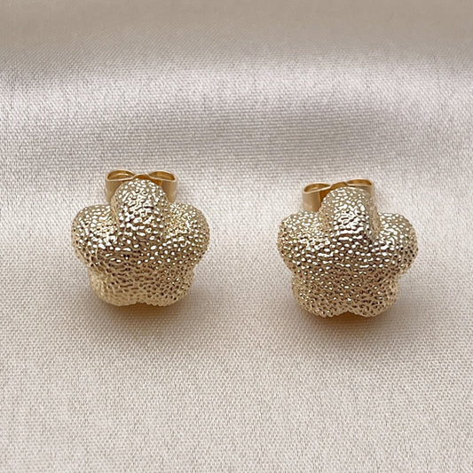 Oro Laminado Stud Earring, Gold Filled Style Flower Design, Matte Finish, Golden Finish