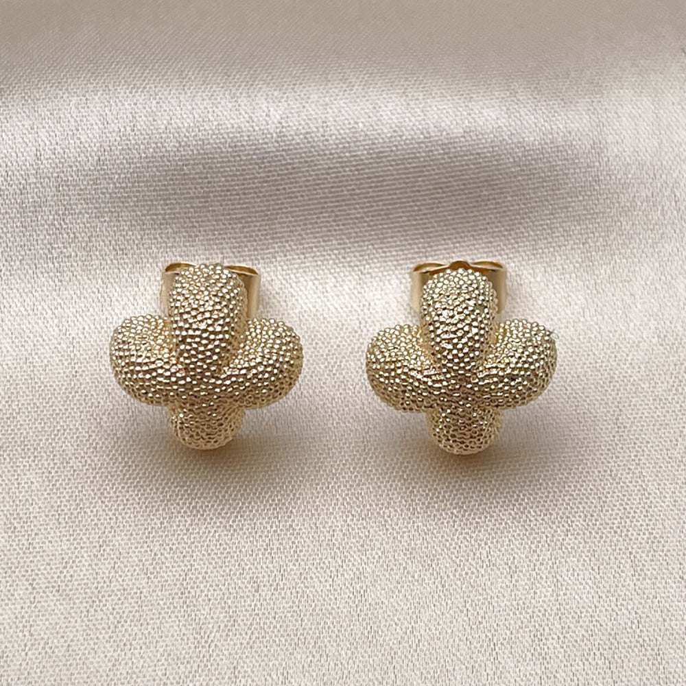 Oro Laminado Stud Earring, Gold Filled Style Flower and Four-leaf Clover Design, Matte Finish, Golden Finish
