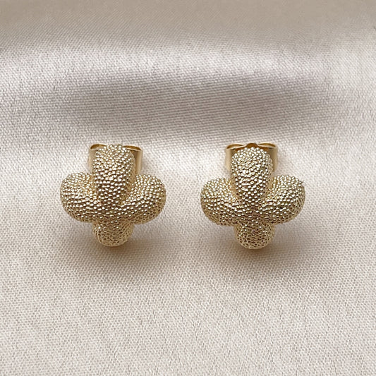 Oro Laminado Stud Earring, Gold Filled Style Flower and Four-leaf Clover Design, Matte Finish, Golden Finish