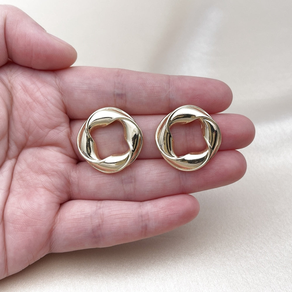 Oro Laminado Stud Earring, Gold Filled Style Twist and Four-leaf Clover Design, Polished, Golden Finish