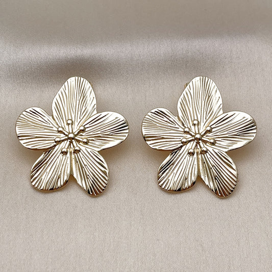 Oro Laminado Stud Earring, Gold Filled Style Flower Design, Diamond Cutting Finish, Golden Finish