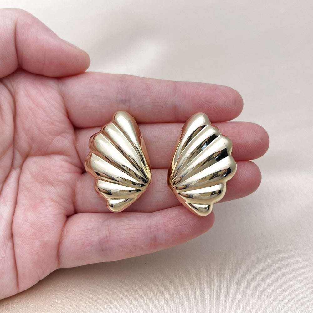 Oro Laminado Stud Earring, Gold Filled Style Shell and Hollow Design, Polished, Golden Finish