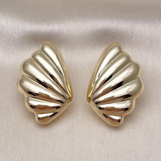 Oro Laminado Stud Earring, Gold Filled Style Shell and Hollow Design, Polished, Golden Finish