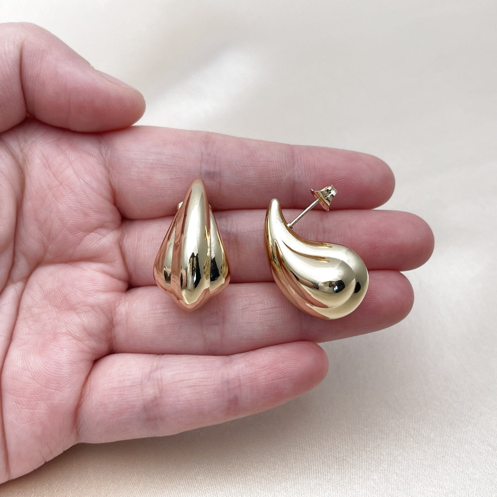 Oro Laminado Stud Earring, Gold Filled Style Teardrop and Hollow Design, Polished, Golden Finish