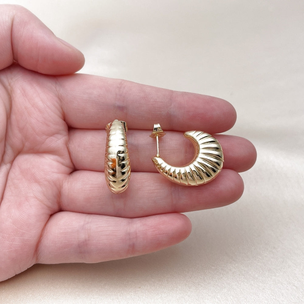 Oro Laminado Stud Earring, Gold Filled Style Hollow Design, Polished, Golden Finish