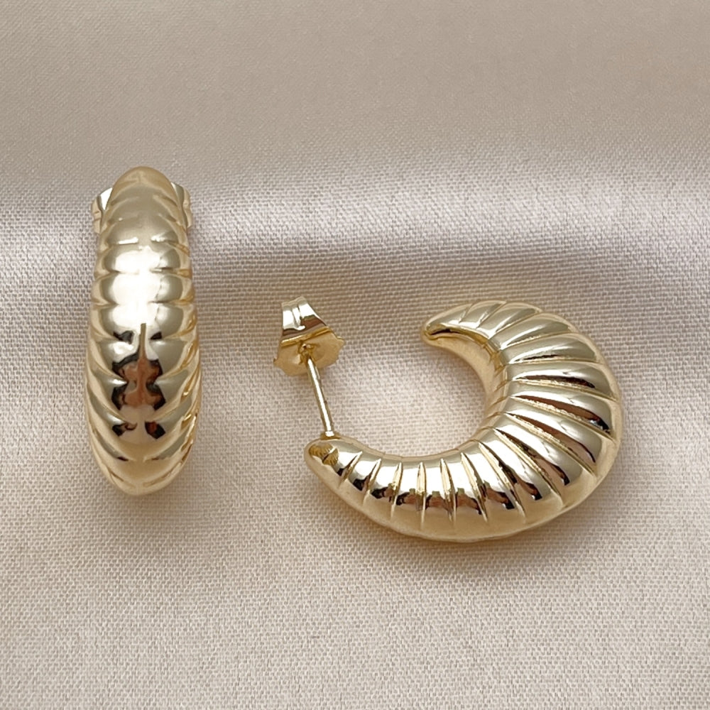 Oro Laminado Stud Earring, Gold Filled Style Hollow Design, Polished, Golden Finish