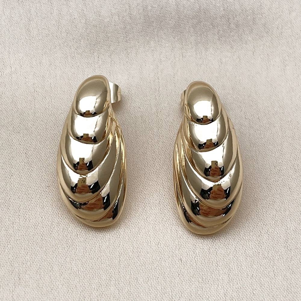 Oro Laminado Stud Earring, Gold Filled Style Shell Design, Polished, Golden Finish