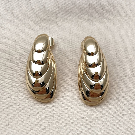 Oro Laminado Stud Earring, Gold Filled Style Shell Design, Polished, Golden Finish