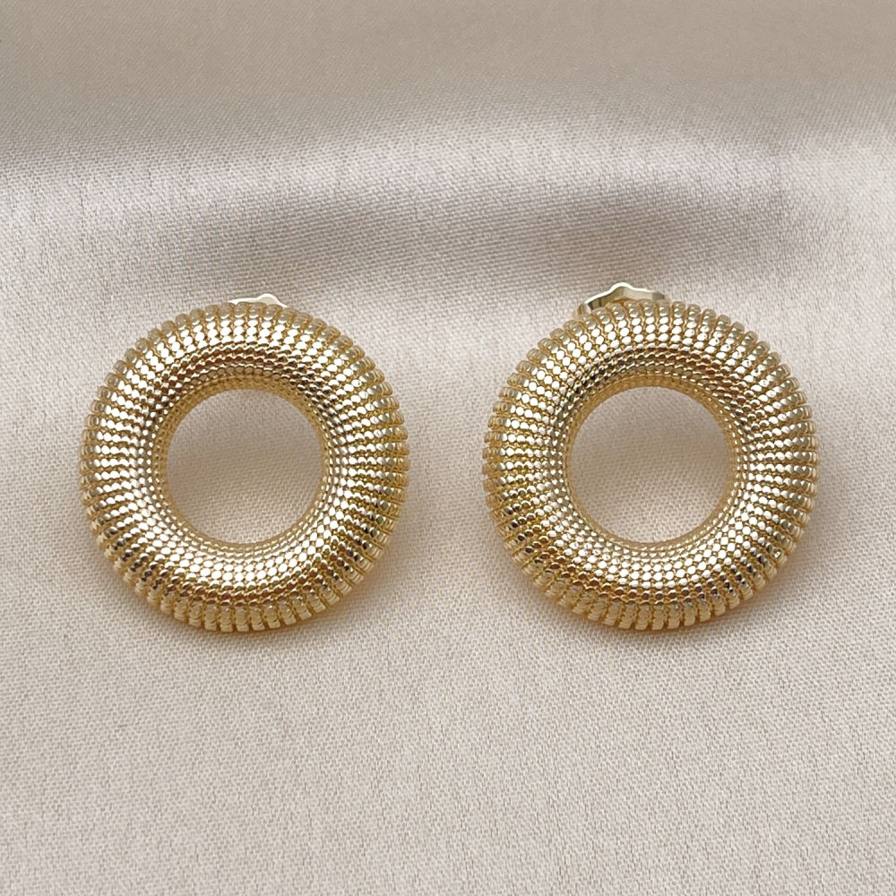 Oro Laminado Stud Earring, Gold Filled Style Diamond Cutting Finish, Golden Finish