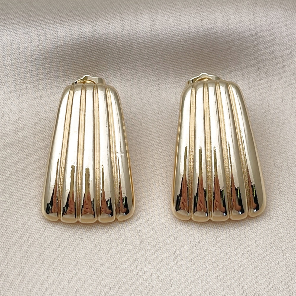 Oro Laminado Stud Earring, Gold Filled Style Polished, Golden Finish