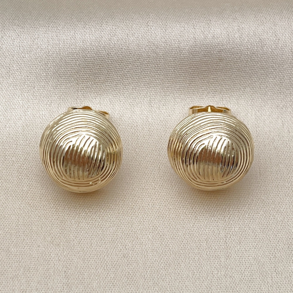 Oro Laminado Stud Earring, Gold Filled Style Ball Design, Diamond Cutting Finish, Golden Finish