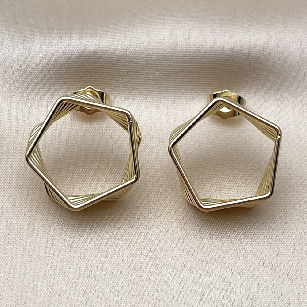 Oro Laminado Stud Earring, Gold Filled Style Polished, Golden Finish