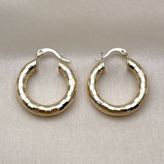 Oro Laminado Medium Hoop, Gold Filled Style Hollow Design, Diamond Cutting Finish, Golden Finish