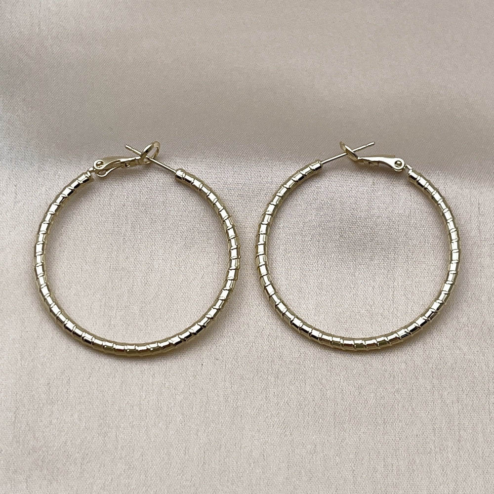 Oro Laminado Medium Hoop, Gold Filled Style Diamond Cutting Finish, Golden Finish