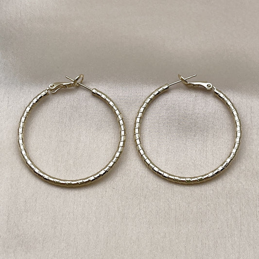 Oro Laminado Medium Hoop, Gold Filled Style Diamond Cutting Finish, Golden Finish