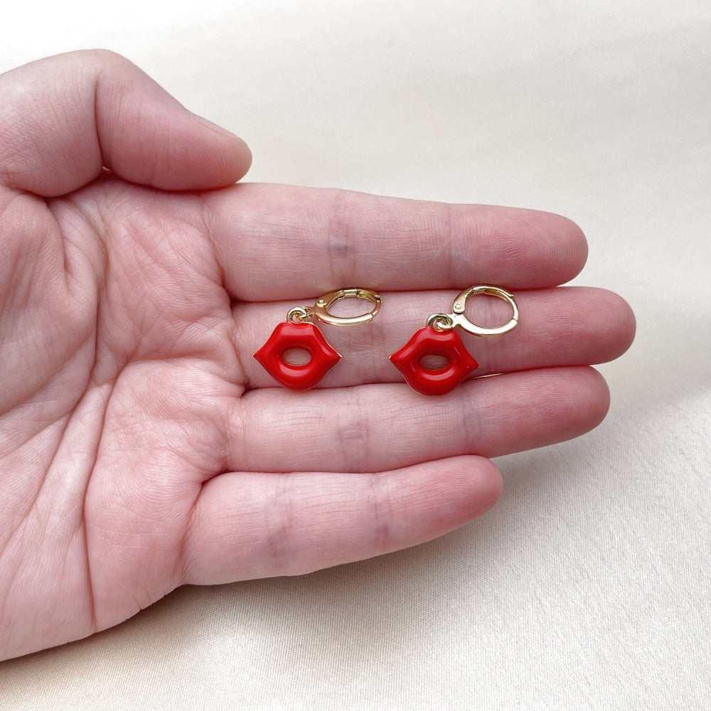 Oro Laminado Dangle Earring, Gold Filled Style Lips Design, Red Enamel Finish, Golden Finish